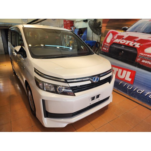 TOYOTA VOXY HYBRID V